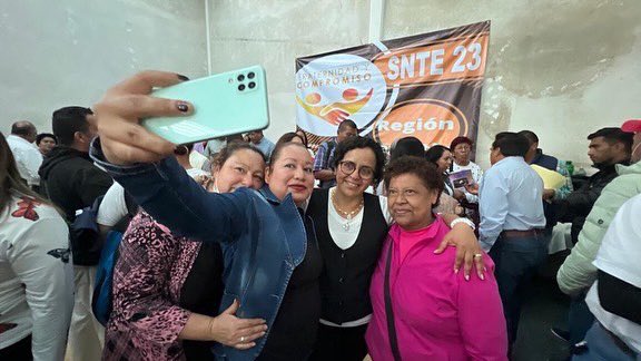 FraCom2022's tweet photo. Esto fue un poco de lo que #Teziutlan nos regaló Activos, jubilados y Personal de Apoyo y Asistencia a la educación compartieron propuestas, ideas y necesidades. 🧡🫂 https://t.co/3TcvY6LnBV