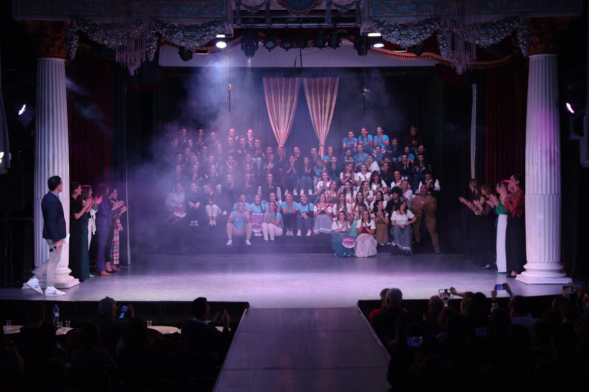 JCF_Valencia's tweet image. 🌟🎶🎤 La Sala Canal, plena de gom a gom 🔝 per a gaudir de les actuacions de les comissions @FallaTrafalgar, @FallaMCastilla, @SjmtFalla, @fallasanrafael i @sapadors55, que obrin la categoria grup A.

Enhorabona a totes pel vostre excel·lent treball! 👏

#FestejosJCF #Falles23