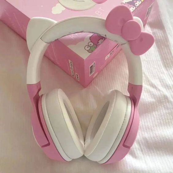 peonypixel's tweet photo. hello kitty headphones 💓 https://t.co/pw0VvdvIh6