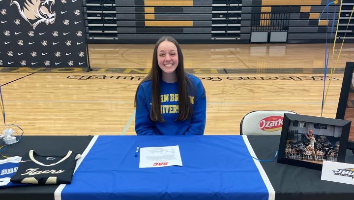 Thalbmaier's tweet photo. It was great being part @aksanders24 signing today. She will be putting on a new uniform for John Brown University next year and she has worked hard for this moment. It could not happen to a better person. Congratulations Abbey Kate @BvilleGirlsBB @BvilleGBB9th @FJHS_GBB https://t.co/XvDhkQDFnS