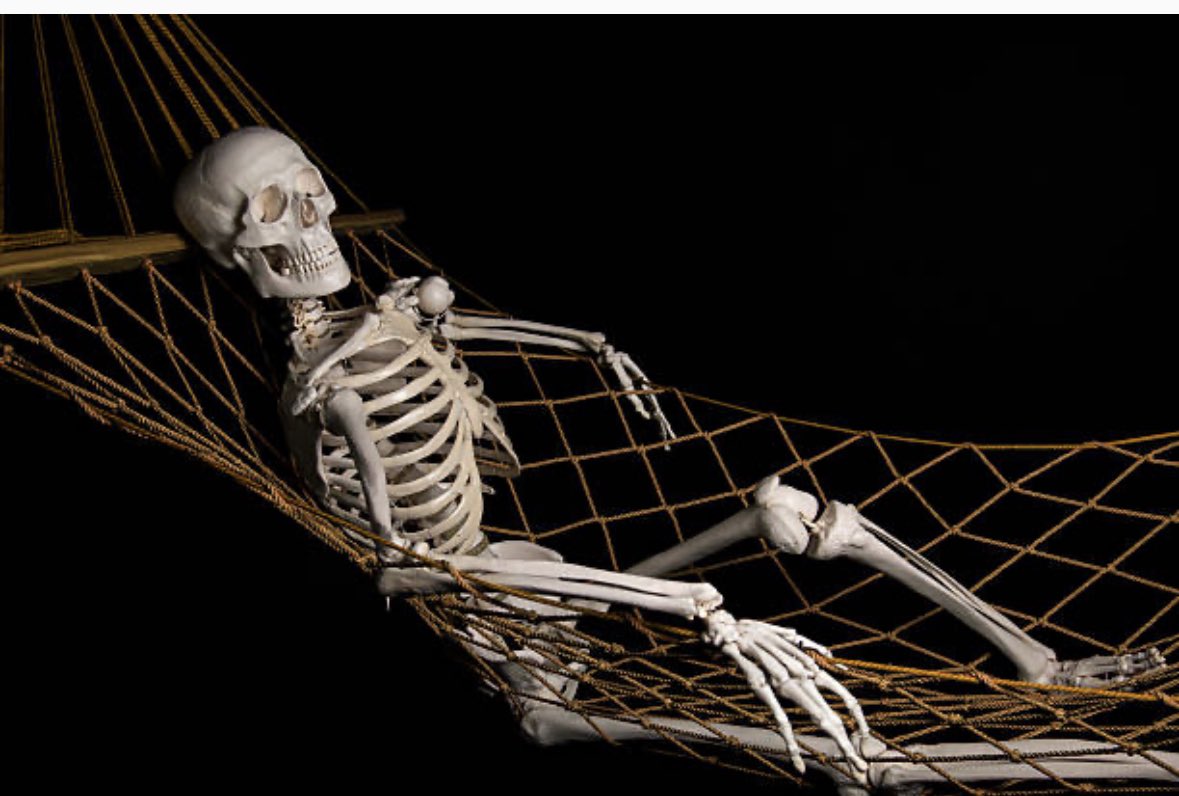 Зачем скелет. СПУКИ скелет скелетон. Скелет качается. Лежачий скелет. Скелет сидит.