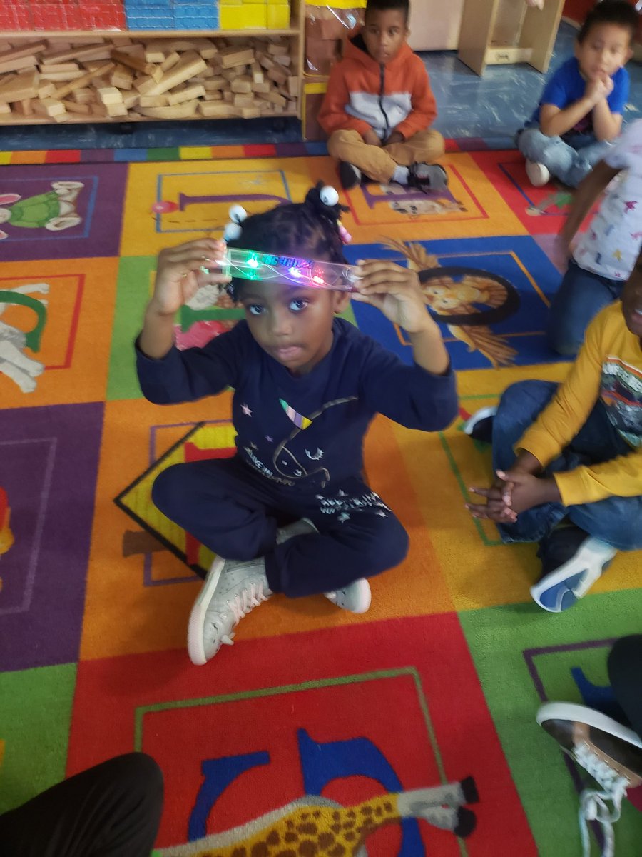 MtCarmelES_HCS's tweet photo. Monday in STEM, Pre-K learned how human bodies conduct electricity and how electrodes are needed to complete the circuit. @drhafza @DrAttenyaScott @KrystalLRichter
@iammrsbolds @AntonioMattox2
#MustangsRock #CommunityBuilders #YouBelongInHenry #ExpectEarlyLearningHCS https://t.co/EBCQq4iTtS