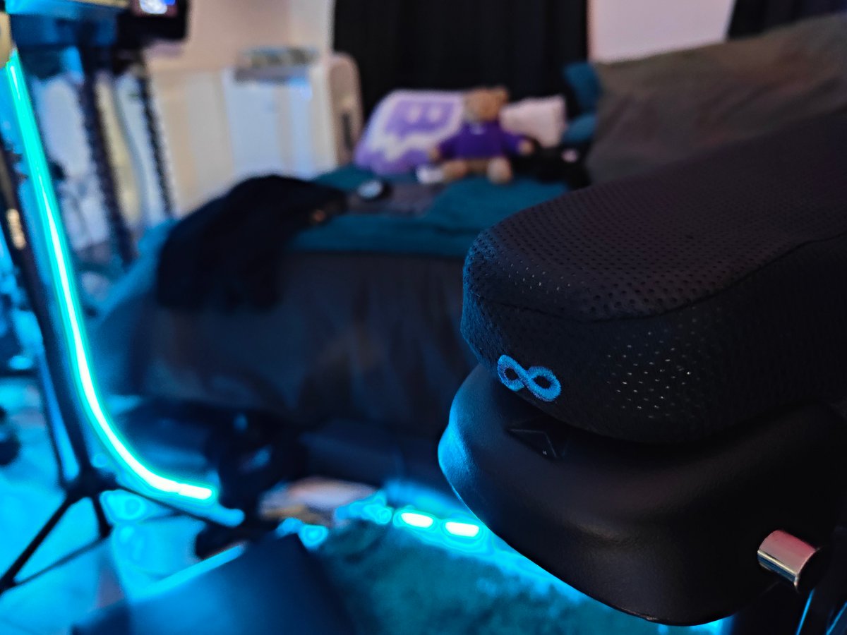 Otekkendure's tweet photo. @KristinaDanXo Snap! I know them elbows are well looked after. Took me a good while to notice them armrests though. I got distracted. Give me a break sweetie. I'm an old man. https://t.co/oLel41dlFB