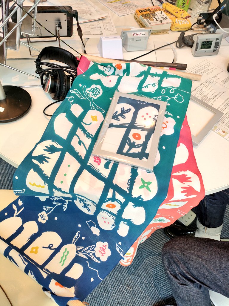 fm_haro's tweet photo. 風しずく合同会社代表　鈴木力哉さん🎙“贈れて、飾れて、使える”パッケージから楽しむことができる注染染めの手ぬぐいを絵葉書のように贈り物にしたり絵として飾ったり…とってもオシャレ！
＃FMHaro ＃風しずく合同会社　＃CHUSENLetter ＃浜松いわた信用金庫　＃チャレンジゲート https://t.co/t5NSsT2e2I