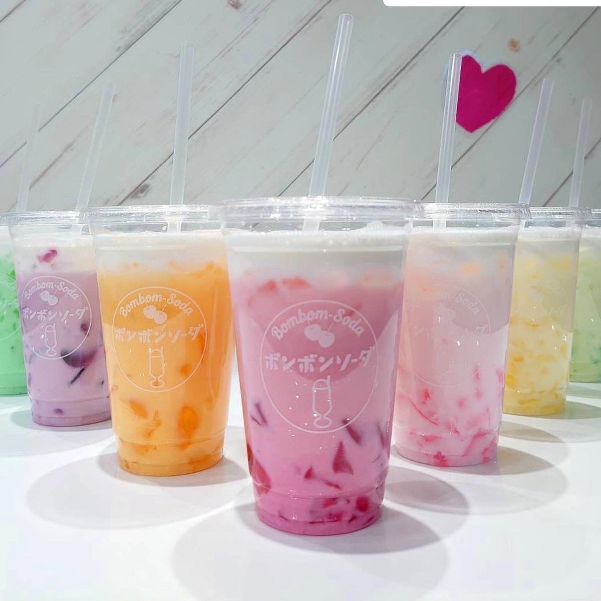 Bombomsoda's tweet photo. 🌈お知らせ🌈

この季節が帰ってきた！

11月8日(火)から
#レインボーミルク が
販売START⭐️

🥛Small 440yen
🥛Regular 490yen

11月8日から11月14日まで
ファボーレ特別ご招待会です💗

是非ご来店お待ちしております🍒 https://t.co/tWwgA3pIKv