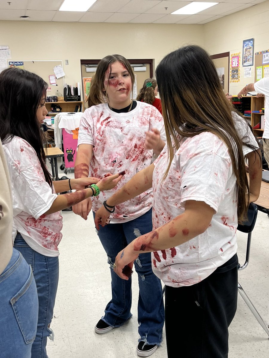 TheatreJaguar's tweet photo. Zombies getting ready! #zombiemakeup #zombieoutbreak #jordanignited #nisdignited #nisdfinearts #jordanunited https://t.co/XgLZLcEcuF