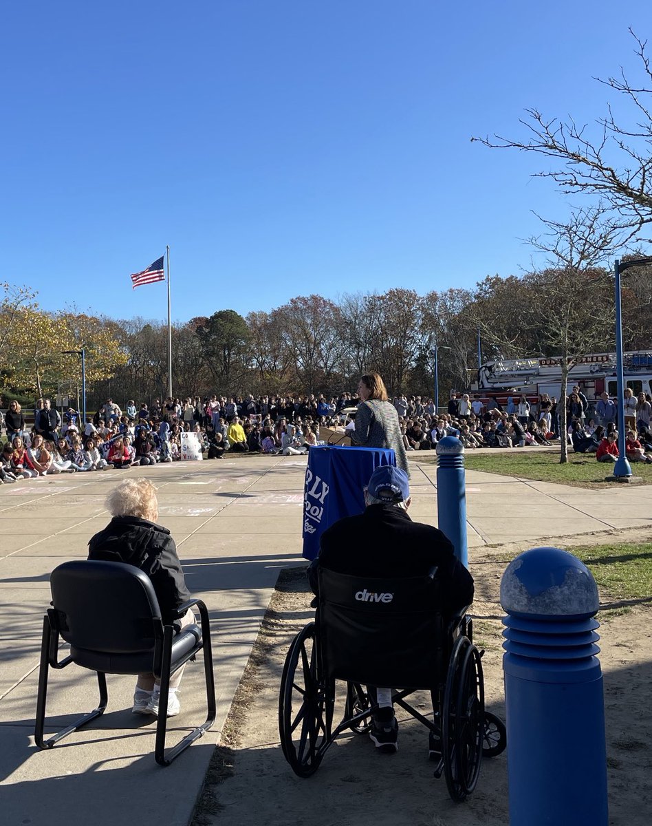 MIacoi's tweet photo. God Bless America.  Thank you Veterans for your service.  Westerly Middle School salutes you today 🇺🇸🇺🇸🇺🇸#bulldognation https://t.co/a0FBh6kwOV