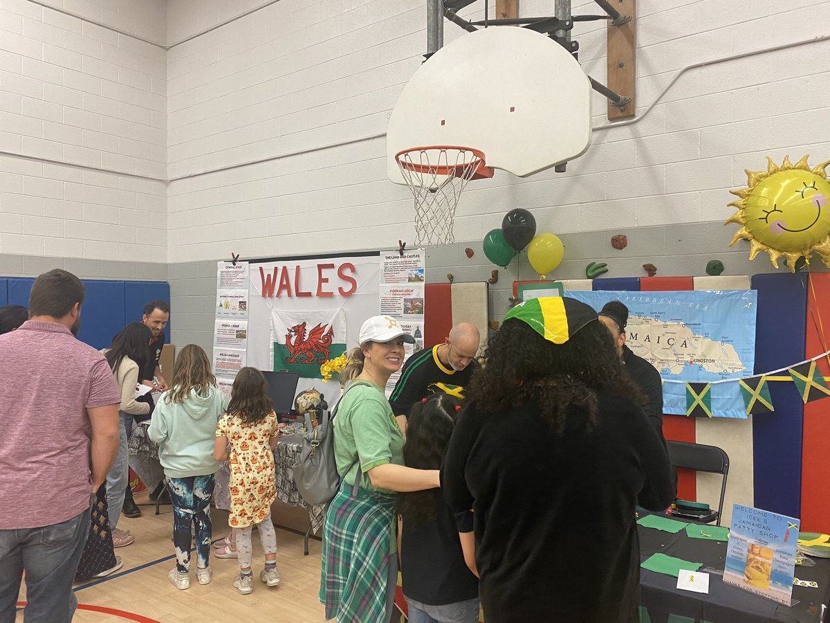 msatkinsonclass's tweet photo. @MrsEnglebert @Costello_Tweets It was so fun seeing you and all the amazing displays! What an amazing turn out by all our Costello families and community ❤️ Shout out to everyone that signed up and worked hard to make this event so spectacular! https://t.co/CfWtvdumuD