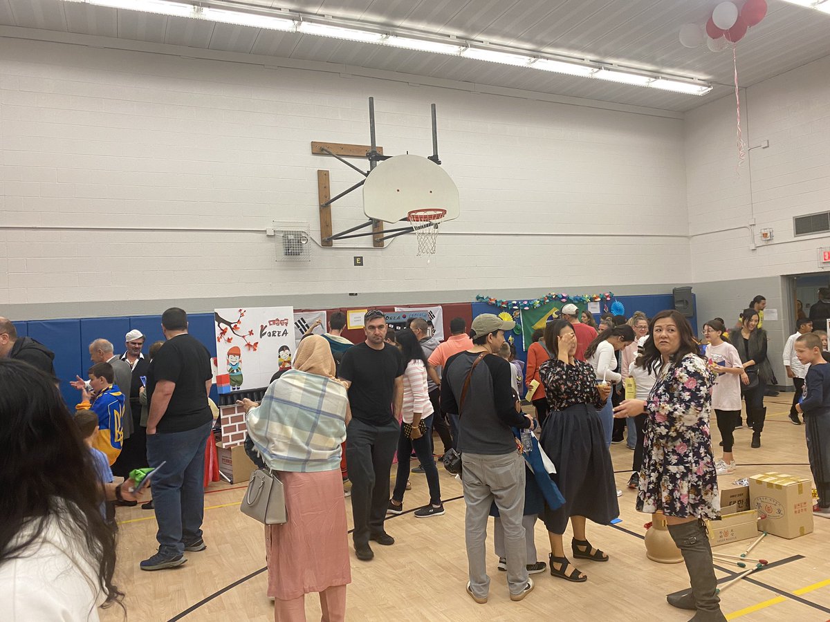 msatkinsonclass's tweet photo. @MrsEnglebert @Costello_Tweets It was so fun seeing you and all the amazing displays! What an amazing turn out by all our Costello families and community ❤️ Shout out to everyone that signed up and worked hard to make this event so spectacular! https://t.co/CfWtvdumuD