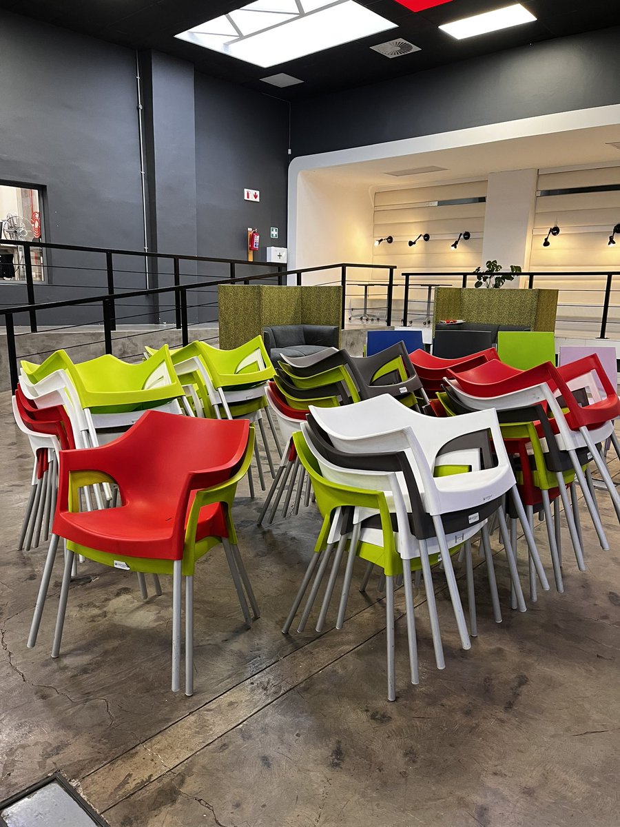 4otune's tweet image. Final day of the Digital Twin Hackathon. 

Transformation of the @TshimologongIT iClub underway 

#hackMYCITY