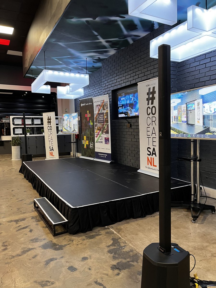 4otune's tweet image. Final day of the Digital Twin Hackathon. 

Transformation of the @TshimologongIT iClub underway 

#hackMYCITY