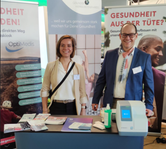 OptiMedis's tweet photo. Gleich beim #DVSG-Bundeskongress: Anja Klose und @Dan_Droe_Health sprechen über #Gesundheitskioske & ambulante #Versorgungsstrukturen sowie deren Verknüpfung mit sozialen Strukturen.
9 Uhr im Forum 26 - besuchen Sie unsere Kollegen auch gerne am Stand!
https://t.co/tpF6qxCaqc https://t.co/2UIZpeTZng