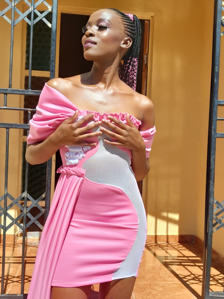 PuleKgotlello's tweet photo. Her name is Dimakatso, she's 21 and still new in fashion designing.
She designed this dress for her birthday celebration. Kindly contact her via WhatsApp for more of her designed contents : 079 280 2579. NB whatsapp only https://t.co/H3PQxMAnmb