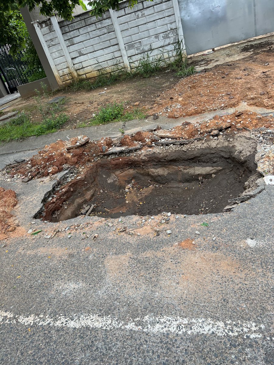 ⁦<a href="/eNCA/">eNCA</a>⁩ ⁦<a href="/CityofJoburgZA/">City of Joburg</a>⁩ 11 months Highland Road Bryanston JRA get your act together and fix !
