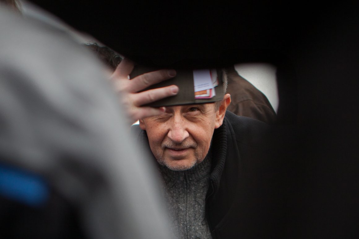 NEOVLIVNICZ's tweet photo. Rozchod po špionsku. Případ Babišova poradce má na stole policie.

Marek Hanč se brání podezření, že vynášel z premiérova týmu tajné informace k Zemanovu poradci Martinovi Nejedlému.

https://t.co/AONQnO8dRT https://t.co/ty18rkMQNd