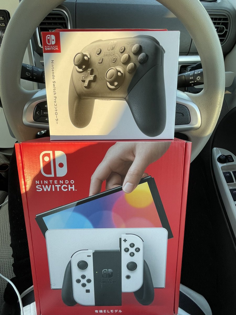 bellbush0929's tweet photo. 新型Switch店頭販売してたから
買えた！！
Joshinマジナイス！！！
＃switch  #プロコン https://t.co/fgf28hmhqL
