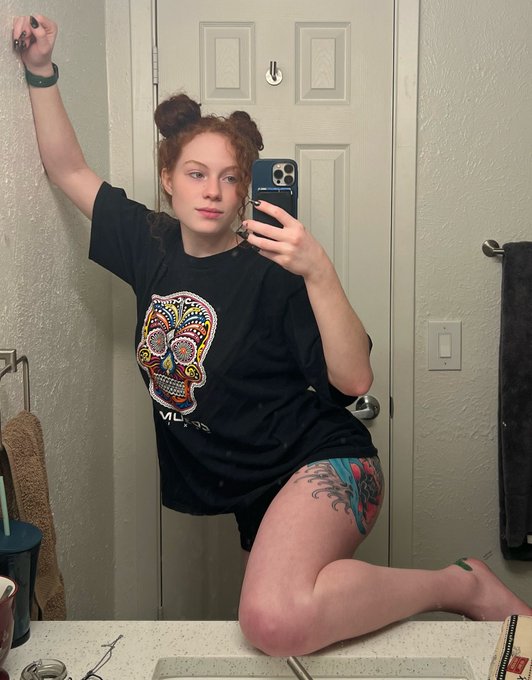 I stole your shirt again&hellip; #sorrynotsorry https://t.co/9kGauNU20O<a href="/tag/sorrynotsorry"class="tags">#sorrynotsorry</a>