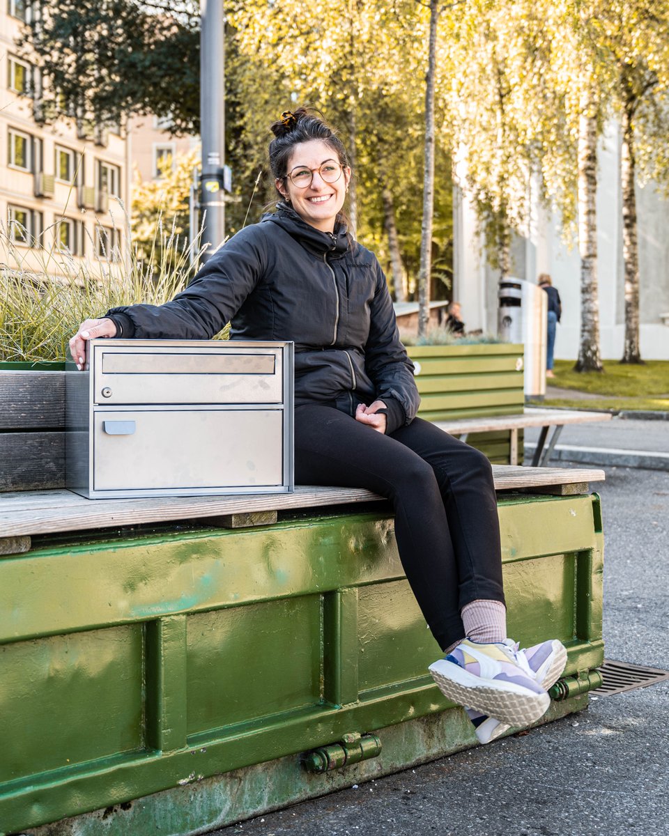 Mirjam arbeitet bei PEAX als Senior Graphic Designer und ist so für unseren Auftritt nach aussen mitverantwortlich. 👩‍🎨  Auf die Frage, was sie an PEAX besonders schätzt sagt sie: «Ich chan endlich niid meh verhiehnere», in ihrem charmanten Nidwaldner Dialekt. 💛  #peaxinside