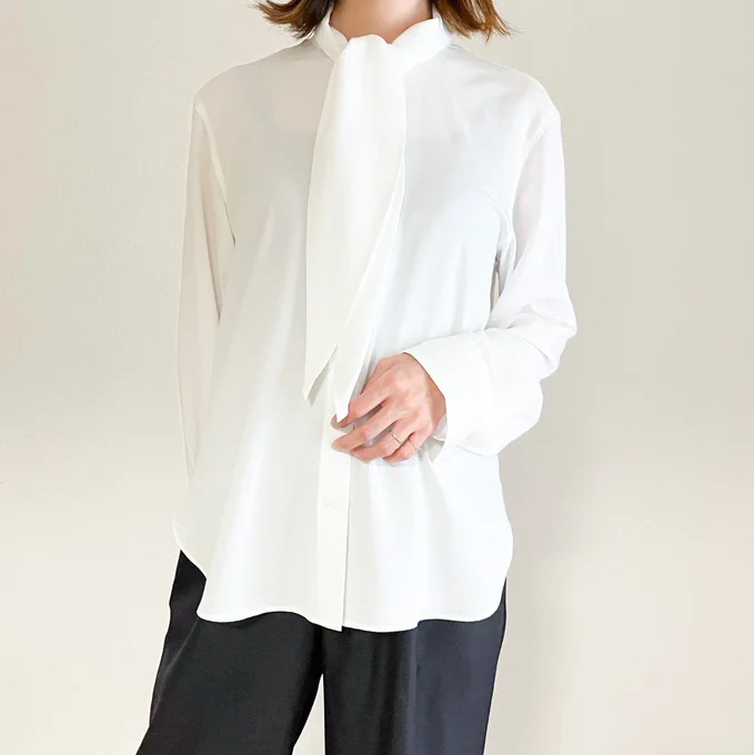 【上品】ゆったり着られて今っぽい!ユニクロの「楽ちんトップス」1枚でサマになるオシャレさです!ユニクロの「レーヨンボウタイブラウス」が最近のお気に入り!コーデがぐっと上級に仕上がるし、着心地も軽くて楽ちん。コーデの幅も広くて超便利です! 