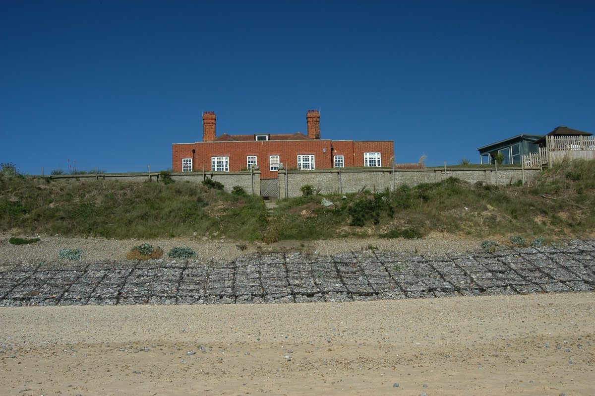 ebenezer_300's tweet photo. @victorshannock @alteredmarshes @ThorpenessG @EastSuffolk @CPE_NandS A photo I took of the defences in 2005 https://t.co/l4ejhZh88C