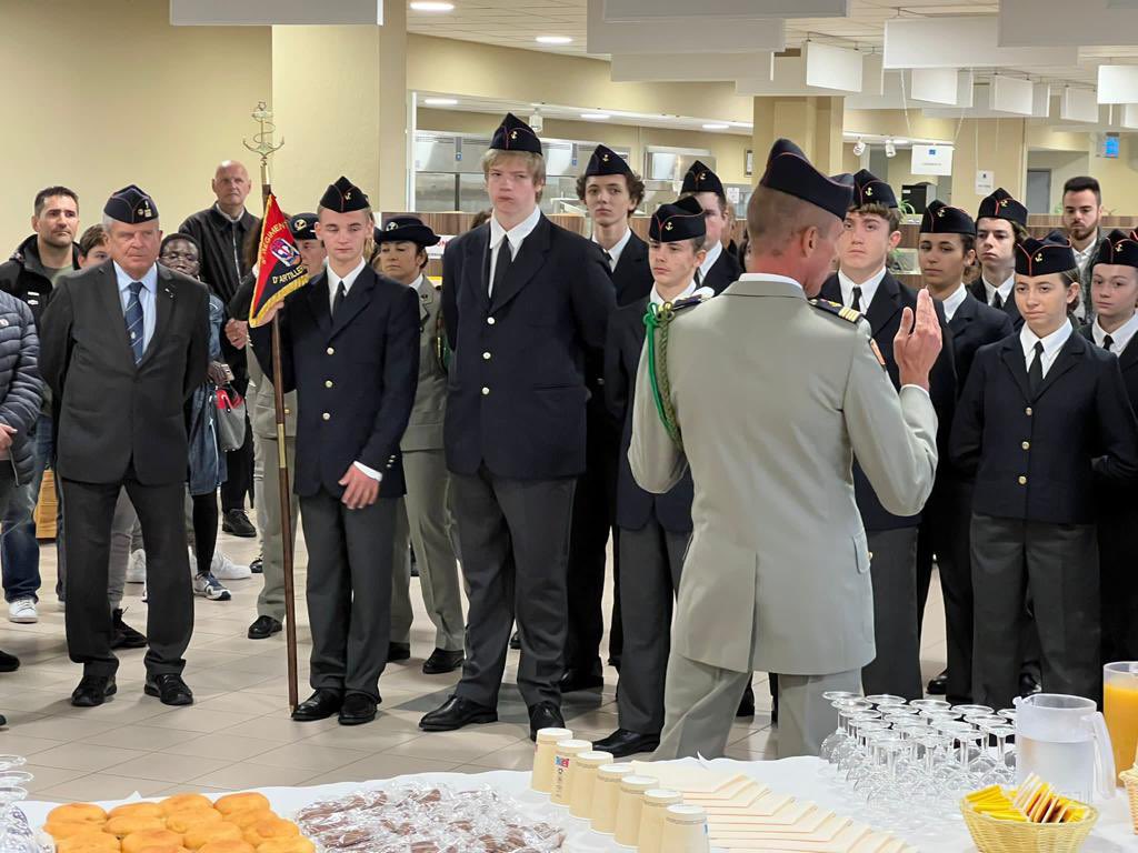 CDC3RAMa's tweet image. Le #3rama s’engage auprès de la jeunesse pour transmettre la flamme en ce #11novembre:hier, remise des calots #troupesdemarine à ses Cadets de la Défense, devoir de mémoire. Futurs citoyens, c’est ainsi qu’ils deviendront des adultes libres et responsables #EspritDéfense🇫🇷