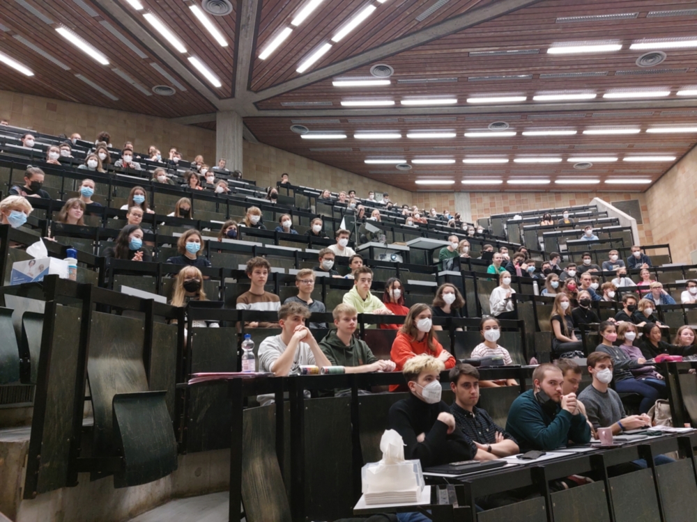 Full house during my popular-science-talk 'Astrochemie: Moleküle zwischen Sternen' 💫⚗️ at the Eliteakademie Chemie und Materialwissenschaft of @Uni_Stuttgart. f03.uni-stuttgart.de/studium/elitea…. Thanks for the great audience and the many interesting questions! 🙏