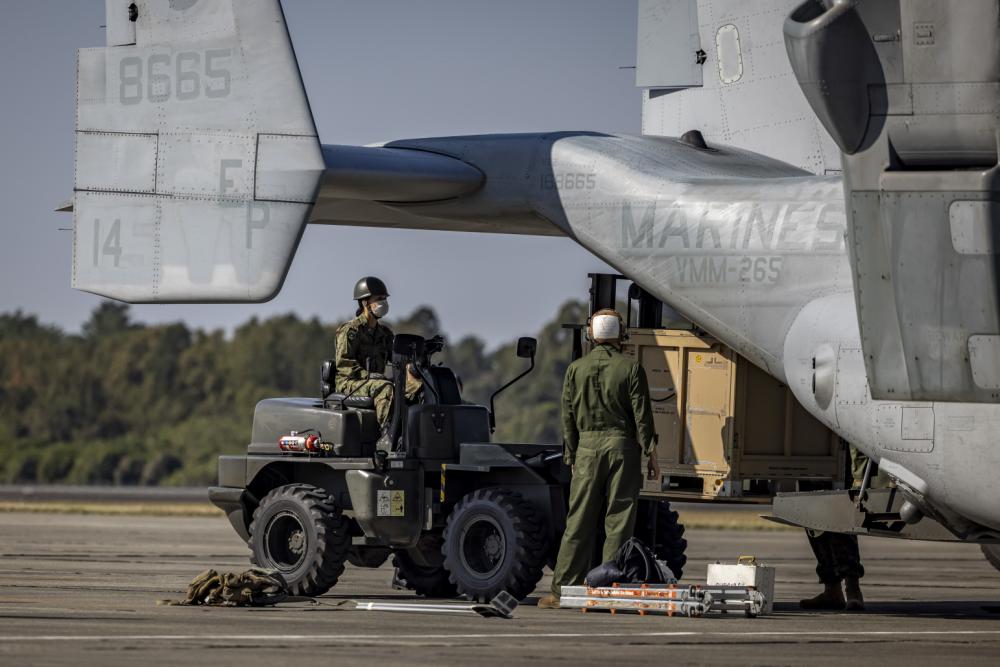 USForcesJapan's tweet photo. 【Keen Sword 23】
U.S. Marines and members of @Japan_GSDF unload gear from an MV-22B Osprey during exercise #KeenSword23. This bilateral field-training exercise between the U.S. military and JSDF strengthens interoperability and combat readiness of the U.S.-Japan Alliance. #KS23 https://t.co/gqBYPgNUcE