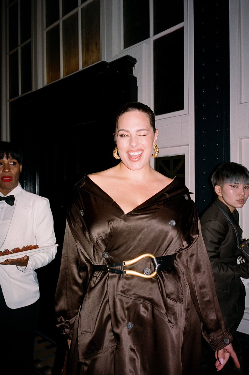 CFDA's tweet photo. During cockatils, we had photographer #SamDameshek capture the rare in-between moments that go on at the #CFDAAwards. See more moments from the night: https://t.co/XNXYn0LRq2 https://t.co/qCZmI3qSRZ