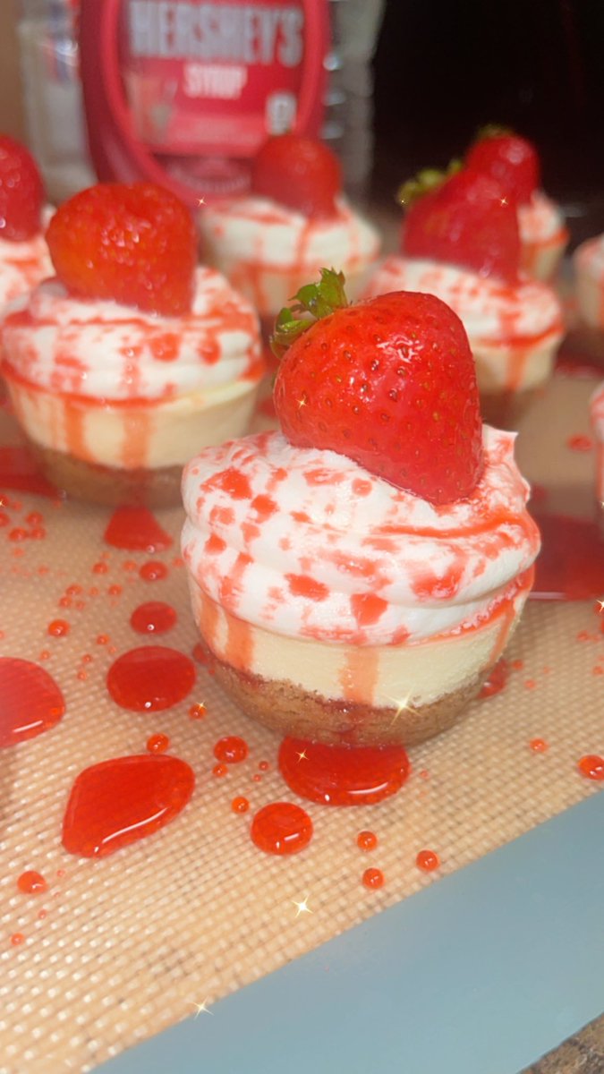boujeeebritt's tweet photo. My Strawberry Mini Cheesecake 🍓✨ Go place your order @boujeeecakes on IG! #cheesecake #foodie #comfortfood #foodbae #sweettooth 😋 https://t.co/f4lKFFwjWJ