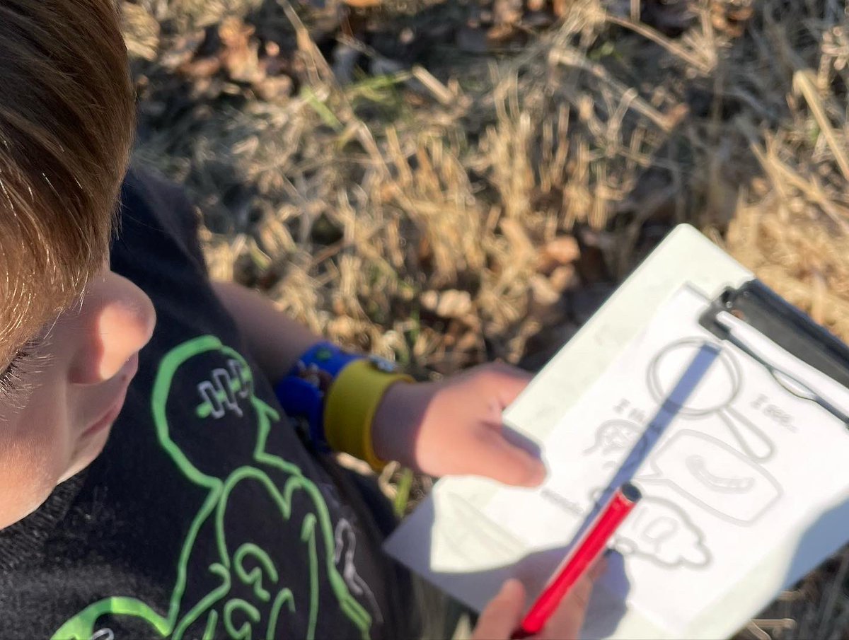 Eco_Educate's tweet photo. Kindergarteners demonstrating an awareness of the natural environment through hands-on investigations, observations, questions, and representations of their findings. “I see, I think, I wonder.” @GainsboroughPS #problemsolvingandinnovating @dsbn @DSBNOutdoorED https://t.co/PL1anz0yTq