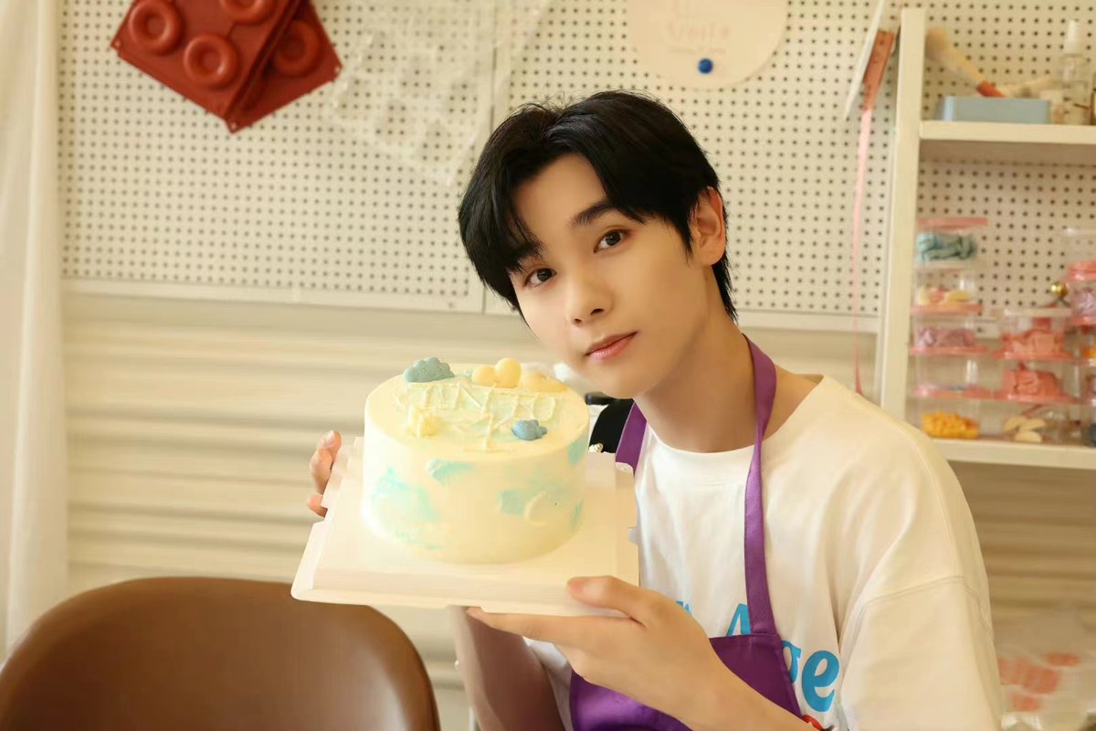 youkuthailand's tweet photo. Morningนะครับเพื่อนๆทุกคน วันนี้มาทำเค้กอร่อยๆกับนายกันนะครับ～🎂  #นายINTO1 #นายท่านกรชิต #INTO1Nine 

#YOUKU #YOUKUThailand https://t.co/d5wNjeHOLL