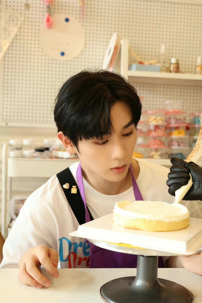 youkuthailand's tweet photo. Morningนะครับเพื่อนๆทุกคน วันนี้มาทำเค้กอร่อยๆกับนายกันนะครับ～🎂  #นายINTO1 #นายท่านกรชิต #INTO1Nine 

#YOUKU #YOUKUThailand https://t.co/d5wNjeHOLL