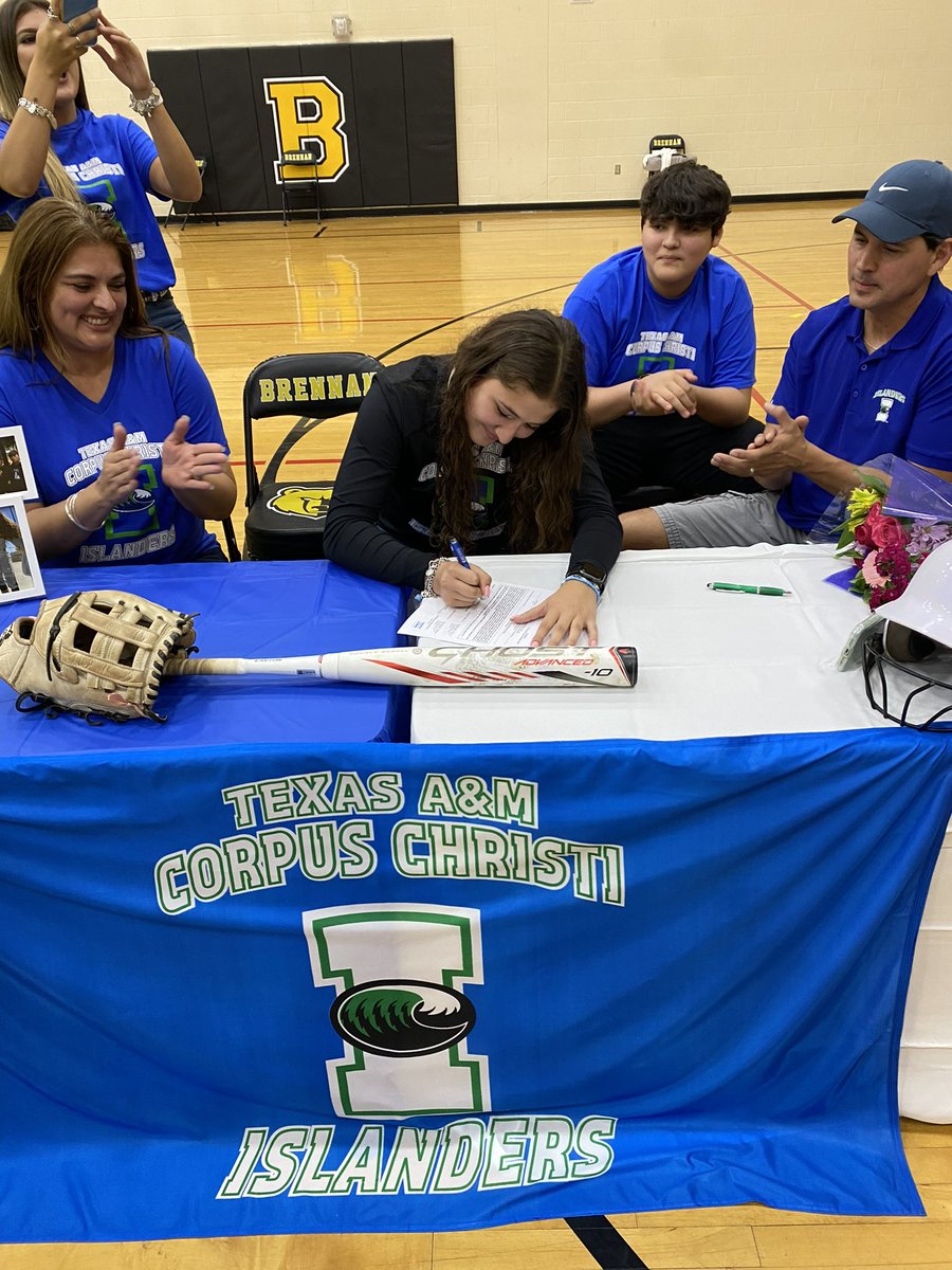 Signed NLI’s!! Congratulations again Chloe, Garza, Banda &amp; Huney!!
💪🏽🥎🐻🌻