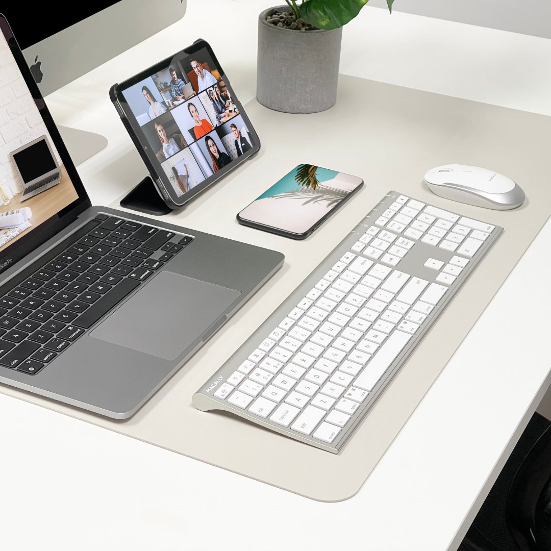 macallyusa's tweet photo. All geared up for more productive days ahead. 🔨💪⌨️

#MacallyUSA #desksetup #workweek #macbook #apple #tuesdaymotivation #iphone #ipad https://t.co/J3qu2g0Ops