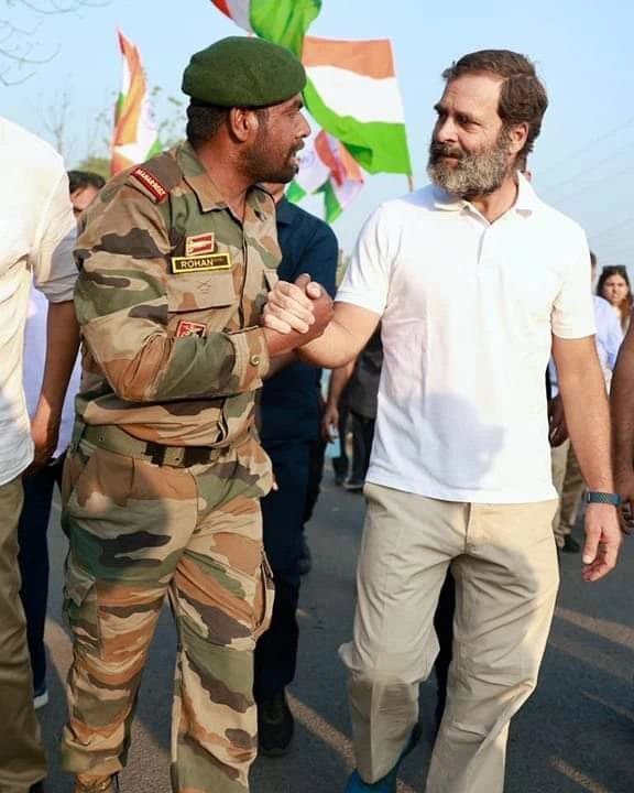 IYCKarnataka's tweet photo. ಭಾರತದ ಯೋಧರು ಕೂಡಾ ಭಾರತವನ್ನು ಒಗ್ಗೂಡಿಸುವಲ್ಲಿ ಜೊತೆಯಾಗಿದ್ದಾರೆ.
#BharatJodoYatra #bengaluru #karnataka #kannada #RahulGandhi
#chikkaballapura #mangalore #chitradurga #nammakarnataka #tourism #travelkarnataka #Doddaballapura_doddadu #Hoskote #ramanagara #udup… https://t.co/mrwJui2Zco https://t.co/Iz4IdL7hDt