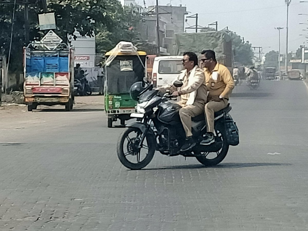 saurabh108intl's tweet image. Good morning everyone see these officers are asking to use Helmets to Nagpur citizens
Where is the helmet for him how the nagpurians will follow the traffic rules.
It should be seen to all officers n get the result for the bike rider.