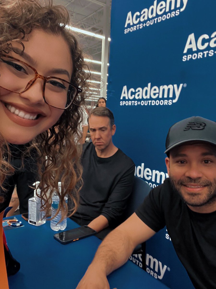 MadyMatamoros's tweet photo. YALL 🥹🥹😭💙🧡 #shortking #AstrosNation https://t.co/oavbll6hYW