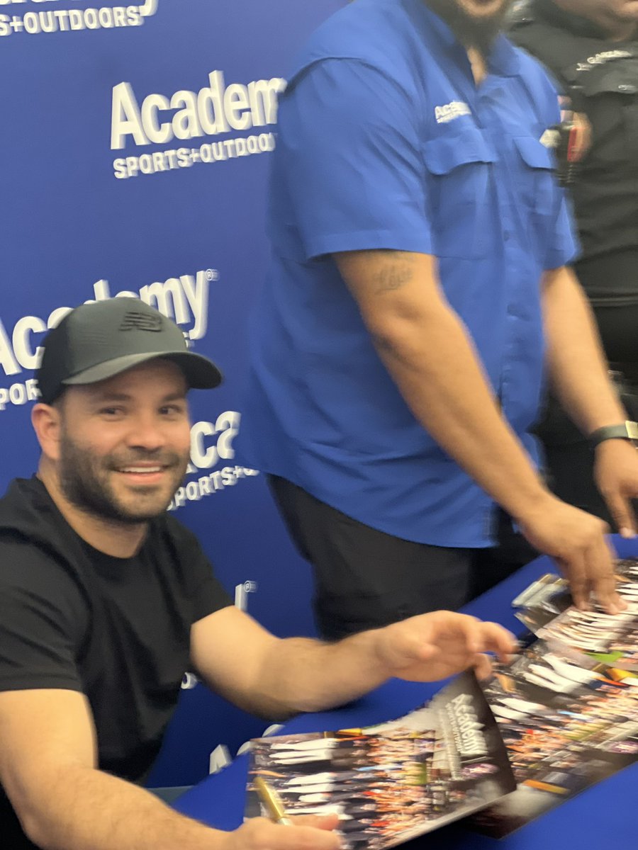 MadyMatamoros's tweet photo. YALL 🥹🥹😭💙🧡 #shortking #AstrosNation https://t.co/oavbll6hYW