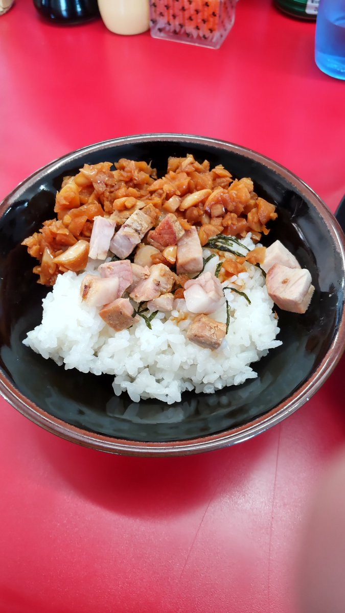 Surf09230428's tweet image. 一週間ぶりのラーメンは王道家取手店さんで頂きました。
ラーメン中盛り・半まぶし・バラチャーシュー3枚・煮卵・サービスの煮バラです。
本日は店主の鴻巣さんとお話しをする事ができました。お忙しいのにありがとうございました。ご馳走様でした