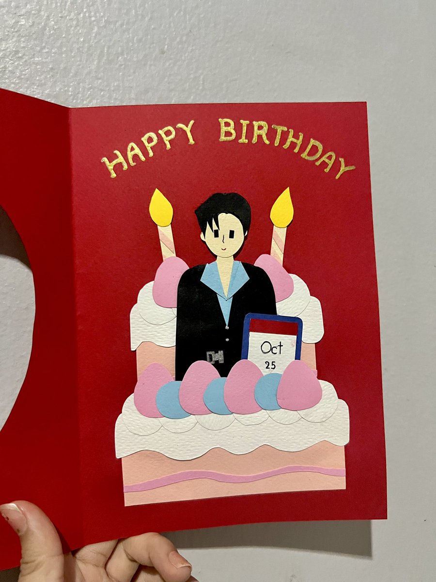 righthand_nk's tweet photo. ลองทำการ์ดวันเกิดแบบ paper cut ให้พี่แม้ก ทำครั้งแรกอาจจะแอบเละเทะไปหน่อย 🥲 ครั้งหน้าถ้���มีโอกาสทำอีกสัญญาจะทำให้ดีกว่านี้คับ 🥹 ให้เป็นของขวัญวันเกิดพี่แม้กคู่กับเสื้ออีกตัว หวังว่าจะชอบนะคะ 🎁🦖🫶

#ShowMAXBDayParty2022
#mmaxmax #ไดโนกรธัสส์ 
#ของขวัญแด่แม้กณฐผู้เป็นที่รัก https://t.co/7pOpopk92a