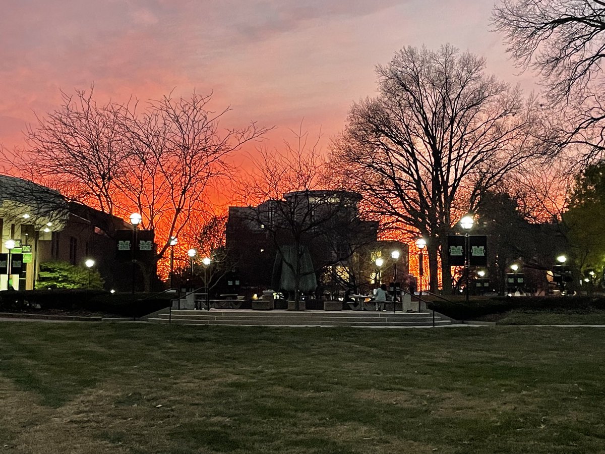 GrantTraylor's tweet photo. Beautiful sunset over the Marshall Memorial Fountain earlier tonight.
Walked down and snapped this before MU basketball practice this evening. #nofilter #75Week https://t.co/jXiSVWERel