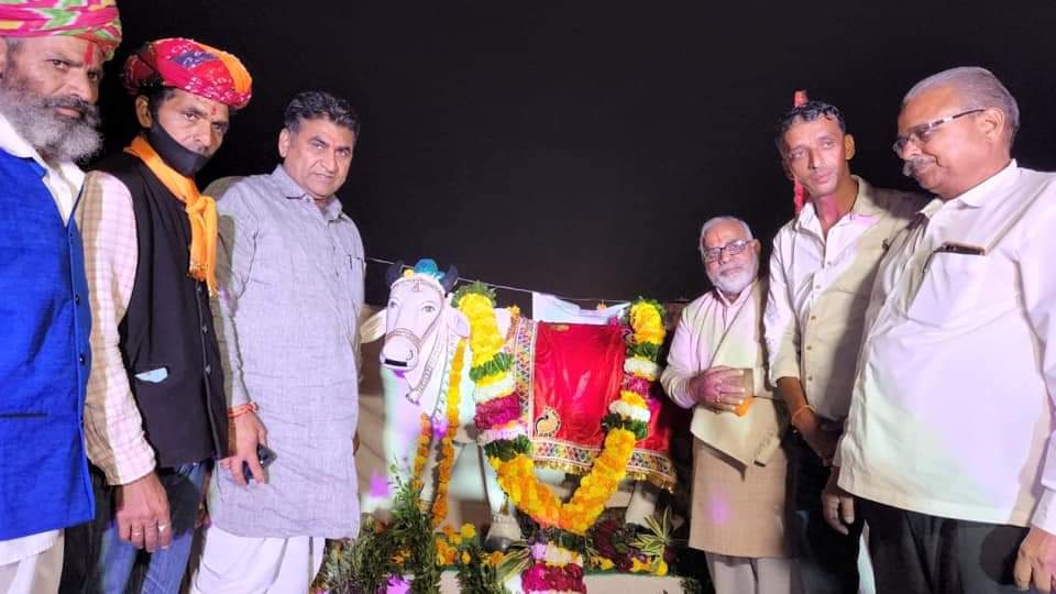 jahurali17's tweet photo. राजस्व मंत्री आदरणीय @RamlaljatINC जी जाट साहब ने मांडल विधानसभा क्षेत्र बावड़ी में गौ माता की प्राण प्रतिष्ठा अनावरण एवं एक शाम गौ माता के नाम विशाल भजन संध्या समारोह में भाग लिया । उस दौरान के छायाचित्र।
#mlamandal #GauMata #Bawari #Mandal #Bhilwara #Rajasthan https://t.co/Y6sJWfUNUW