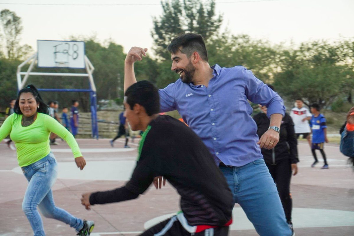 RubenGuajardoB's tweet photo. #Hoy fue un gran día en el #Dtto2💙🏘.
Gracias señor Juan, a su esposa Margarita, hija y nieto por la gran hospitalidad.
Y también gracias a los niños, jóvenes y madres de familia que se unieron a echar una cascarita de #básquet conmigo en las canchas de la Col.María Cecilia.🏀 https://t.co/QXypEf8jHY