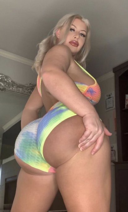 Retweet if you&rsquo;d smash https://t.co/hcZKUoFuRN