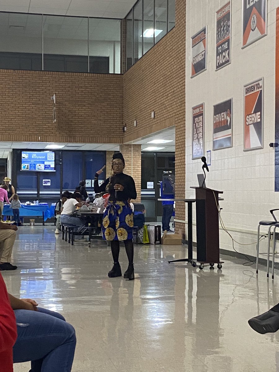 MrsEbonyJBaker's tweet photo. Kudos to our ⁦@SUCCESSin203⁩ parent organization for an amazing evening of belonging and community building!! They also had a special guest join them, Miss Black Illinois USA, Ebony Graves!! Such a awesome time!!! 😊👏🏽👏🏽 https://t.co/Brkkkcw0RX