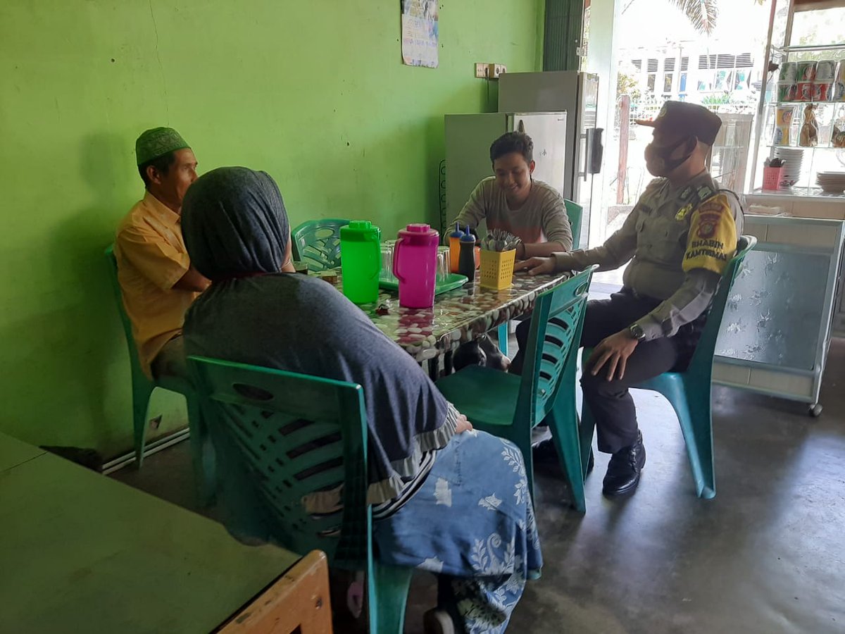 chan_ikhlas's tweet photo. #polripresisi melaksanakan giat sambang Desa pulau madinah antisipasi berita Hoax https://t.co/6VEsYEumcB
