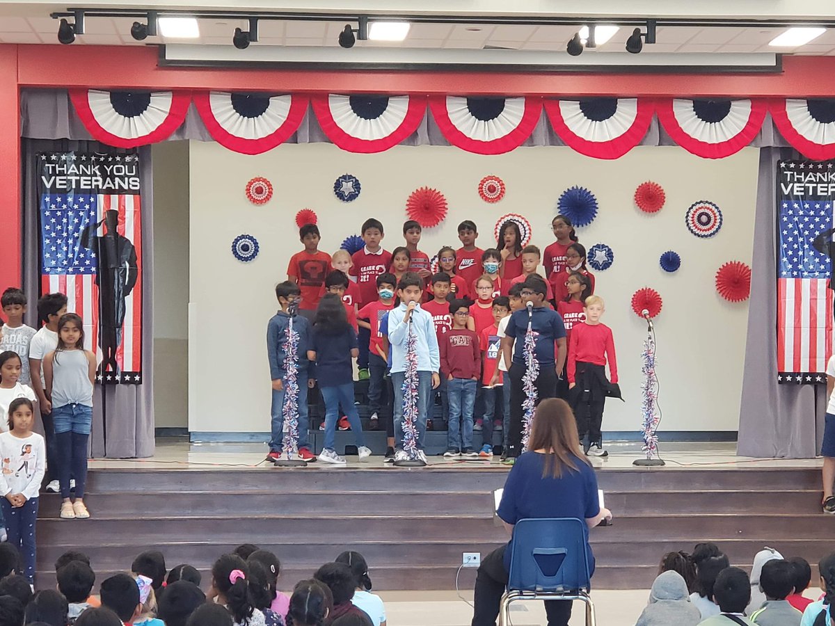 Veterans Day! Liscano 3rd graders did an amazing job tonight honoring our veterans. @liscanoelem <a href="/friscofinearts/">FISD Fine Arts</a>