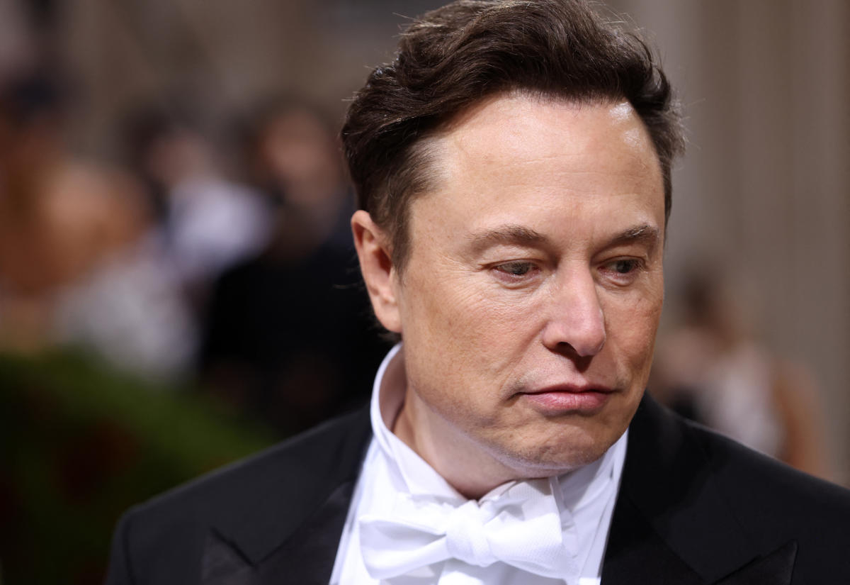 Elon Musk reportedly said Twitter could file for bankruptcy next year yhoo.it/3hBeSGN by <a href="/DanielHowley/">Daniel Howley</a>