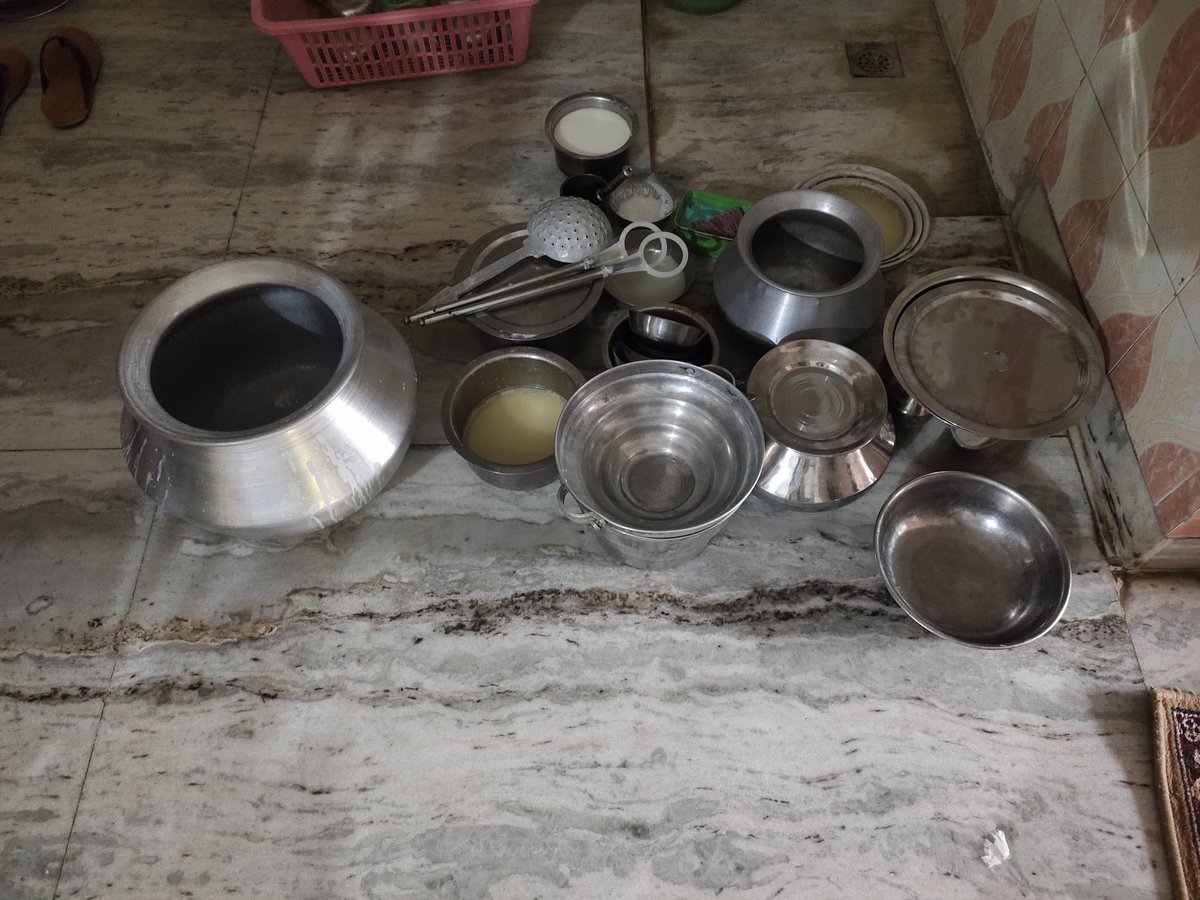 सुबह से शाम तीन बार इतने बर्तन सफाई करते एक नॉर्मल का यह तो कुछ भी नहीं घर में साफ सफाई खाना बनाना बच्चों को तैयार करना अगर दोनों पर रोक दोगी वह भी 3 दिन में भाग जाएगा लेकिन यह बच्चों की मां बड़ी खुशी से कर् यह बात हकीकत है ना एक ग्रहणी सब जानती