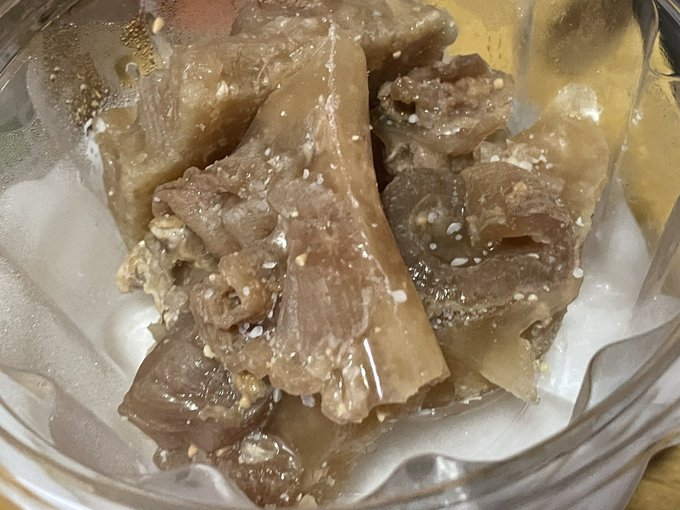 焼肉ロスタイム
お土産に牛すじ煮込みを買ったのです
固まったゼラチンを弱火で溶かすやつ
めちゃくちゃうめえですやん…! 